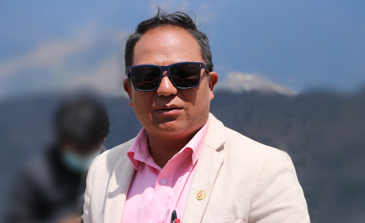 वडाध्यक्ष तामाङ बिरामीको स्वास्थ्य लाभको कामना गर्दै भेट्न घर घरमा र अस्पताल पुगे