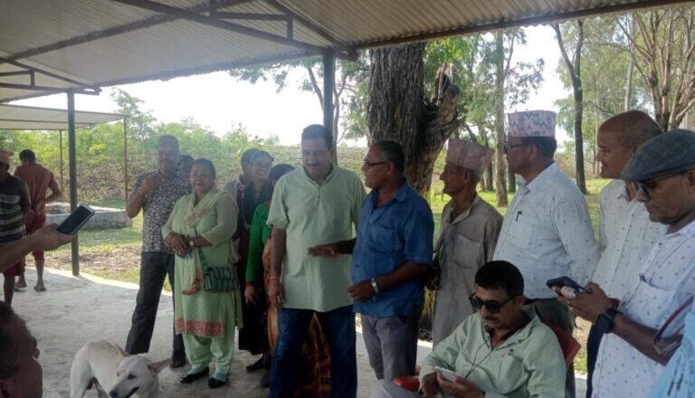 एमाले नेता र पुर्व जनप्रतिनिधि बाढी पिडितको घरदैलोमा, सहयोग गर्ने प्रतिवद्दता