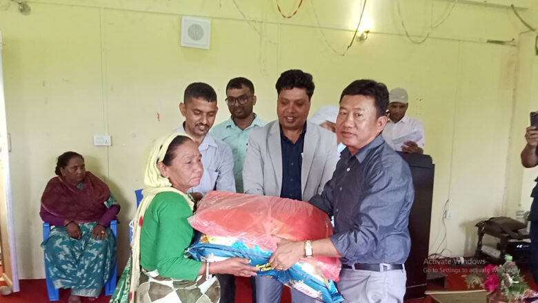 दोधारा चाँदनीमा नेशनल लघुवित्त संस्थाद्वारा बाढी पिडितहरुलाई राहत, स्थानियहरु खुशी