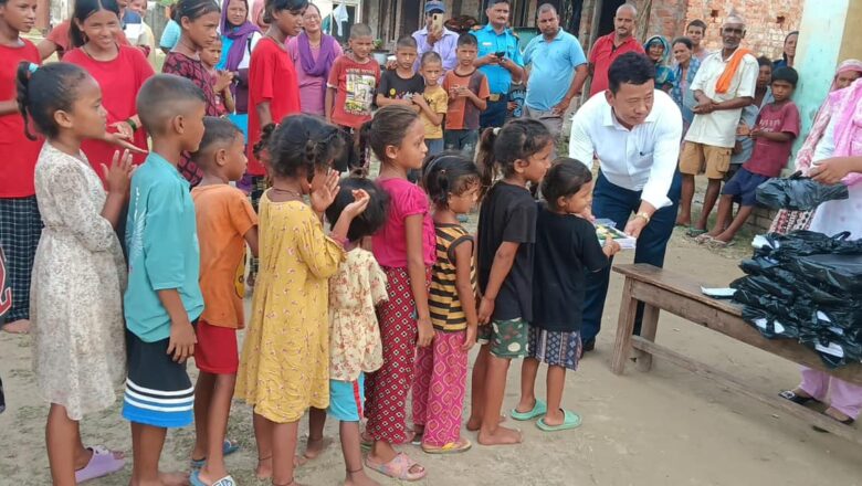 सामाजिक अभियन्ता दुर्गाको पहलमा पटरा खल्लाका वालवालिकालाई शैक्षिक सामग्री र नगद रकम
