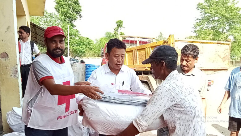 बाढीबाट पुर्ण क्षती भएका घरपरिवारलाई नेपाल रेडक्रसद्धारा त्रिपाल, भाडाकुडा लगाएत गैरखाद्य सामग्री बितरण