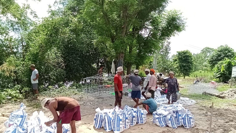 दोधारा चाँदनीको अठार नम्वर पिल्लर बस्ती जोगाउन अस्थायी तटबन्ध निर्माण