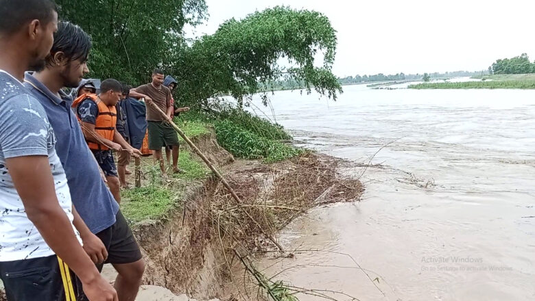 अठार नम्वर पिल्लर बस्ती नजिक पुग्यो जगबुडा नदी : रुखका स्याउला हालेर कटानी रोक्ने प्रयास
