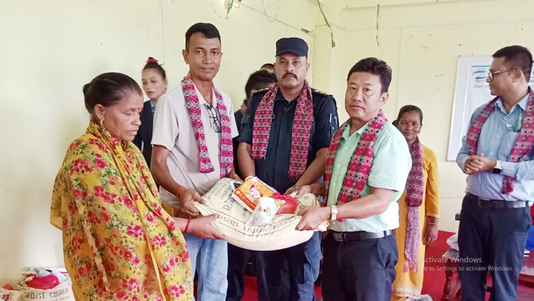 दोधारा चाँदनीका ९१ बाढी पिडित घरपरिवारहरुलाई ईन्फिनिटी लघुबित्तिय संस्थाको खाद्यान्न सहयोग