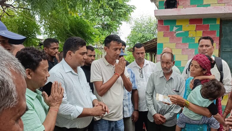 बाघको आक्रमणबाट ज्यान गुमाएका हिराको परिवारलाई नगरपालिकाको ५० हजार सहयोग