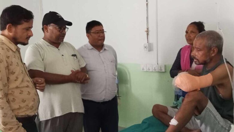 मनकारी वडा अध्यक्ष भक्त बहादुरले गरे पिडामा रहेका विकलाई सहयोग