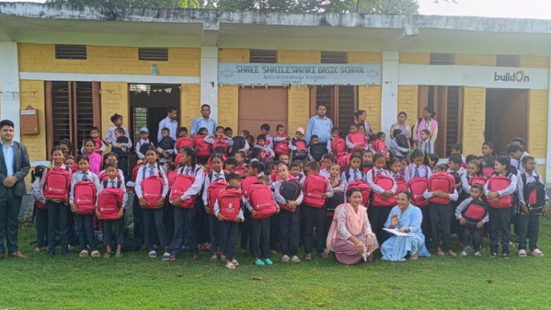 बाढी प्रभावित विद्यार्थीहरुको लागि शैक्षिक सामग्री सहयोग