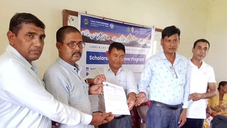 लाईन्स अफ लियो क्लव दियो दोधारा चाँदनीका एक बिद्यार्थीलाई १० हजार बराबरको शैक्षिक सामग्री