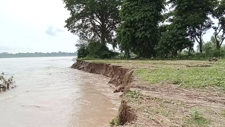 दोधारा चाँदनीको सिमा बस्ती नजिक बग्दै नेपाली भुमी, कहिले बन्ला पक्की तटबन्ध ?