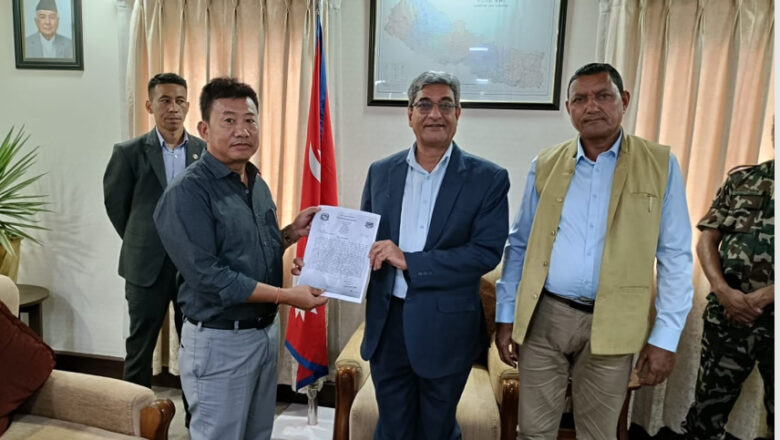 नगर प्रमुख लिम्बुको गृहमन्त्री लेखक संग भेट, जगबुडा र महाकाली नदी र जगबुडा नदीमा तटबन्ध निमार्णमा जोड