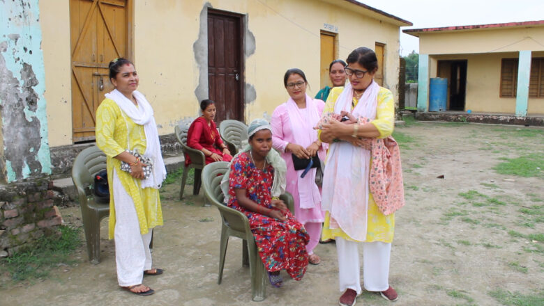 दोधारा चाँदनीका बाढी प्रभावित गर्भवती र सुत्केरीहरुका लागि लत्ताकपडा तथा आवश्यक सामग्री सहयोग