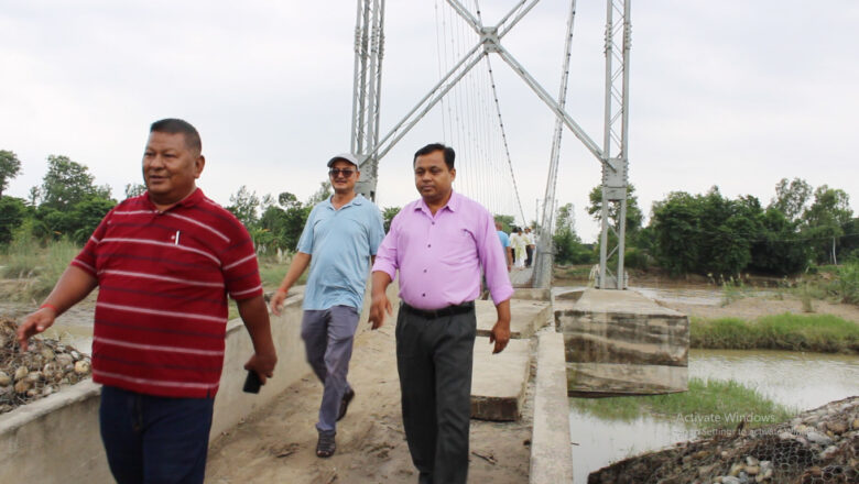 प्राविधिक टोली सहित शुदुरपश्चिम प्रदेश सभाका सदस्य राना दोधारा चाँदनीको बाढीग्रस्त क्षेत्रमा