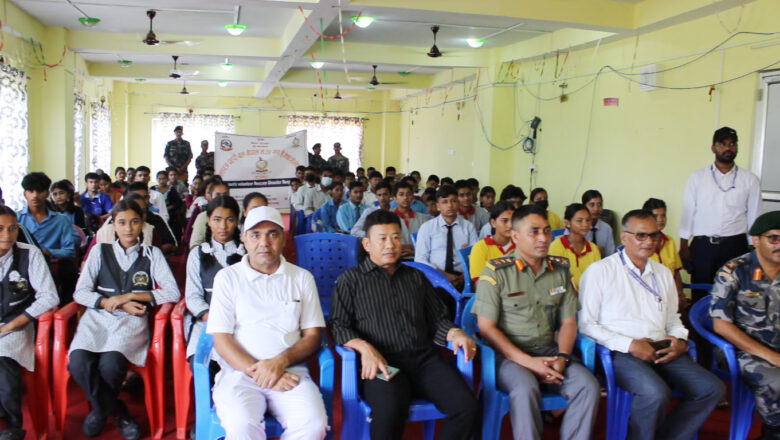 दोधारा चाँदनीमा बिद्यार्थीहरुलाई विपद् व्यवस्थापन सम्बन्धी तालिम दिदै सशस्त्र प्रहरी