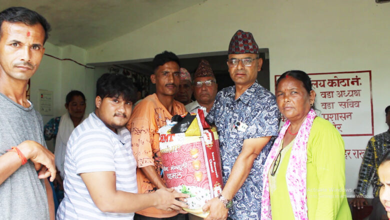 चाडपर्वको बेला अपांगता भएका परिवारलाई खाद्यान्न बितरण