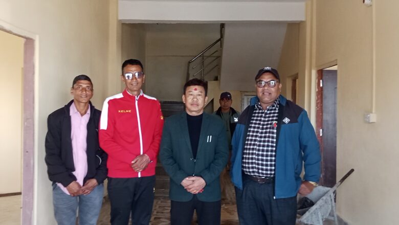 अन्तिम चरणमा निमार्ण कार्य रहेको वडा कार्यालय भवनको मेयर लिम्बुले गरे अनुगमन