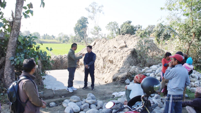 ‘दराती रोड’ मा ठेकेदारले कमसल निमार्ण सामग्री प्रयोग गरेको गुनासो आएसंगै नगर प्रमुख लिम्बुले तत्काल एक्सन
