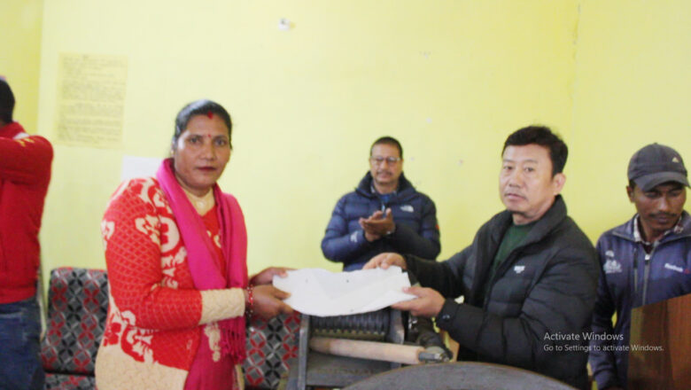 दोधारा चाँदनीमा हिमालय उपभोक्ता समितिद्धारा घाँस काट्ने चारा मसिन बितरण