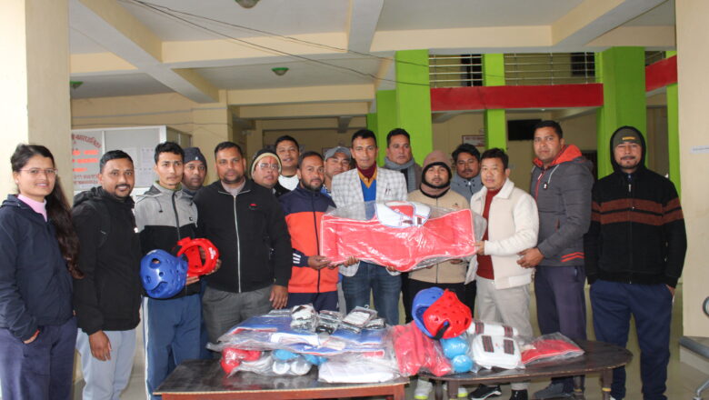 खेलाडीहरुलाई दोधारा चाँदनी नगर खेलकुद बिकास समितिद्धारा खेल सामग्री हस्तान्तरण
