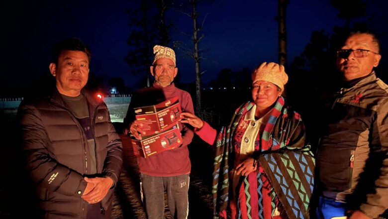 जंगली हात्तीबाट खेतीवाली जोगाउन वडा कार्यालयले दियो सर्चलाईट