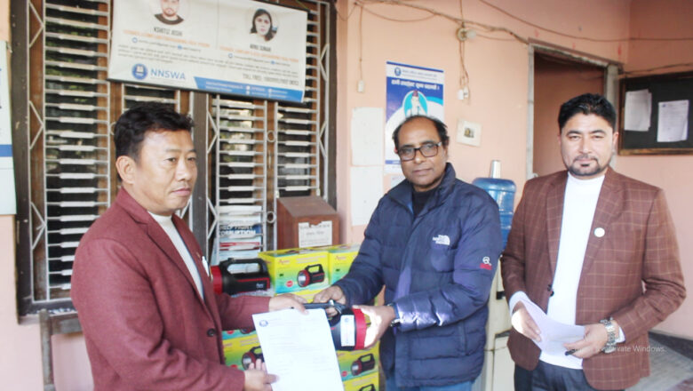 जंगली हात्तीबाट अन्नवाली जोगाउन एनएनएनएसडब्लुएद्धारा सर्चलाईट सहयोग