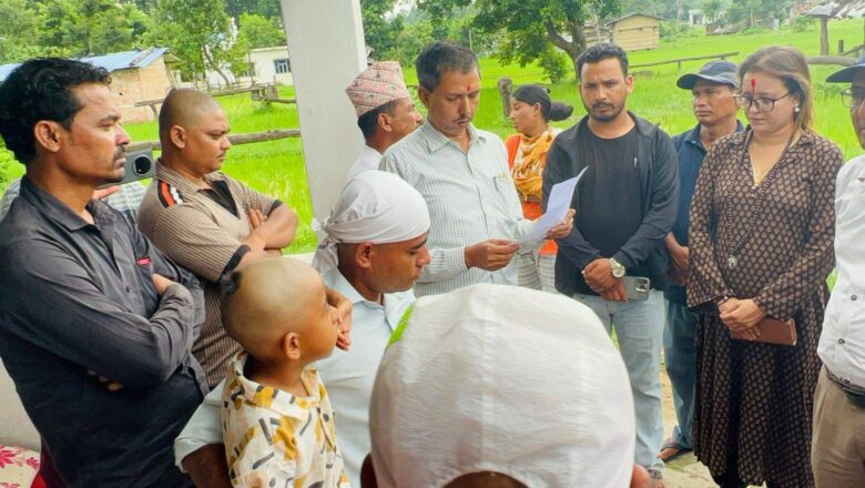 छाउगोठमा मृत्यु भएकी कमलाका परिवारलाई नेपाली कांग्रेसद्वारा सहयोग