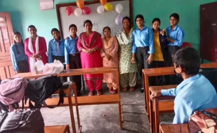 भृकुटीका शिक्षकबाट लिए आशिर्बाद