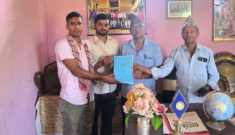 डिएसपी बोगटीद्धारा आमा बुवाको सम्मानस्वरुप विद्यालयमा अक्षयकोष स्थापना