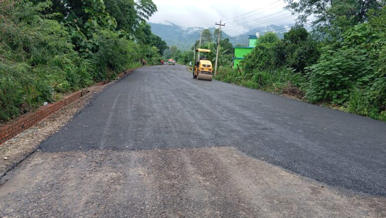 तिलकपुर–विष्णूमन्दिर सडक गुणस्तरिय नभएको स्थानीयको गुनासो, झरीमै हालियो पिच