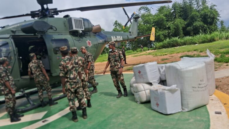 कोशी प्रदेश सरकाले हेलिकप्टर मार्फत इलामका विभिन्न ठाउँमा राहत पुर्‍याउँदै