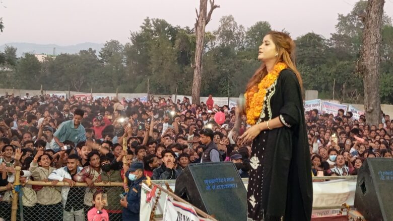 तेस्रो शुक्लाफा“टा व्यापार महोत्सवमा चर्चित गायिका एलिनाले नचाईन दर्शक