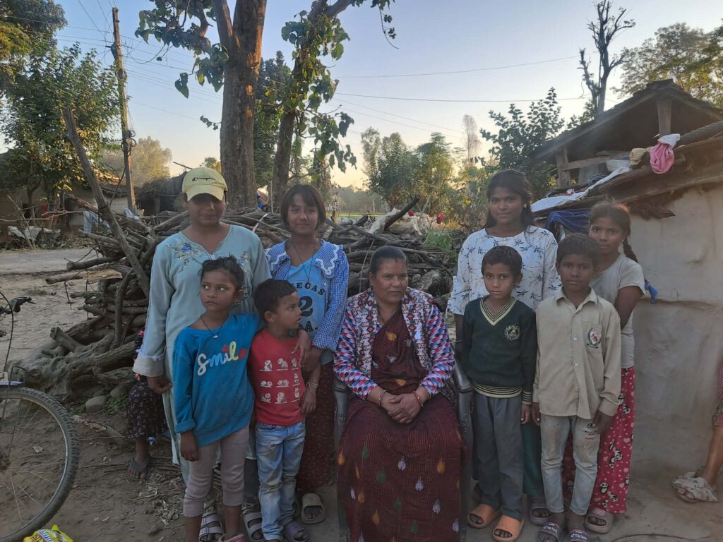 बेलडाँडी गाँउपालिका उपाध्यक्ष नाथ अनाथ बालबालिकाका घरदैलोमा