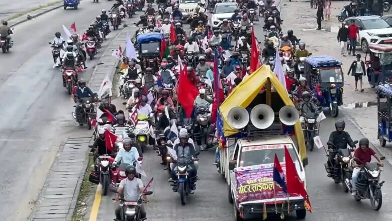 दमकमा पानीमा भिज्दै मोटरसाइकल रयाली, संसद पुर्नस्थापनाको माग