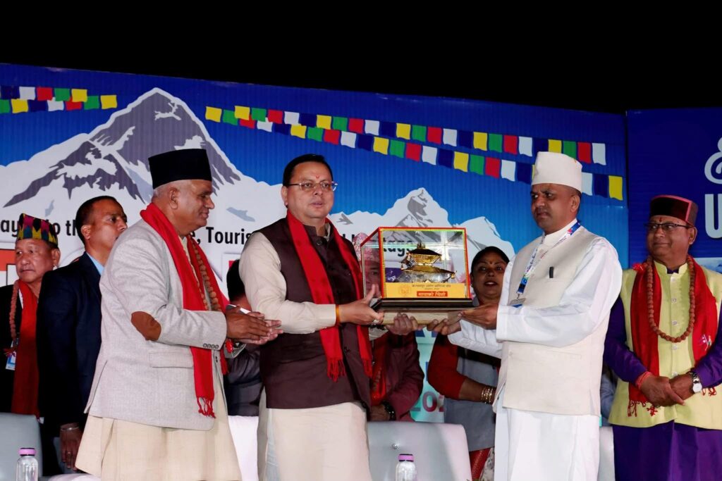 कञ्चनपुर उद्योग वाणिज्य संघका अध्यक्ष पिताम्बर जोशीद्वारा बिरामी पत्रकार धामीलाई उपचार गर्न ५१ हजार