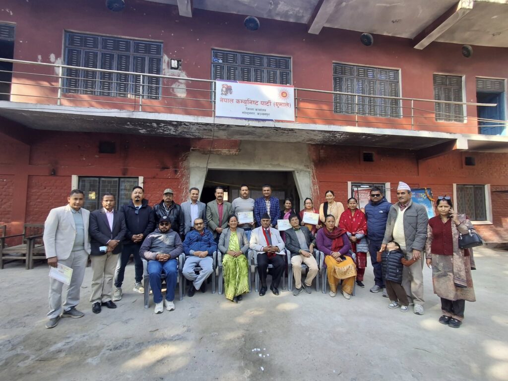 नेकपा(एमाले) कञ्चनपुरद्धारा ११औ महाधिवेशन प्रतिनिधिलाई प्रमाण पत्र वितरण