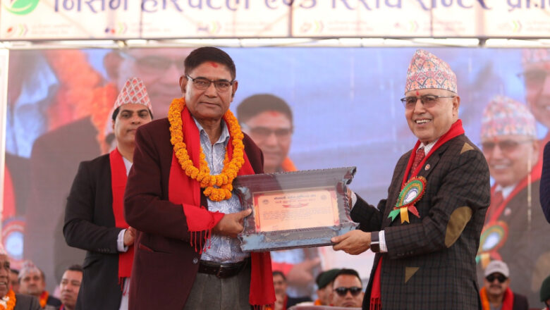 बरिष्ठ पत्रकार चित्राङ्ग थापा सम्मानित