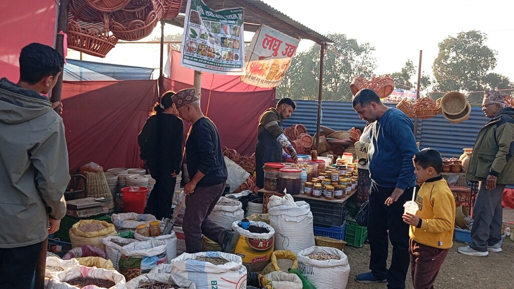 बैतडीका कार्की घुसुडी महोत्सवमा दिनकै ५० हजारबढिको कारोवार गर्दै