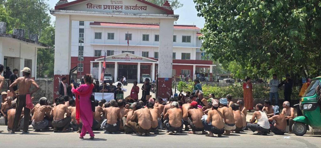 जिल्ला प्रशासन अगाडी अर्धनग्न प्रदर्शन