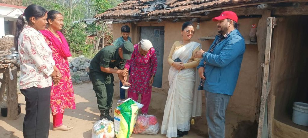 यसरी पुर्याइन उप प्रमुख लेखकले असाहाय परिवारको घरमा खाद्यान्न