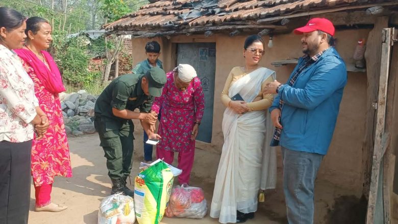 यसरी पुर्याइन उप प्रमुख लेखकले असाहाय परिवारको घरमा खाद्यान्न