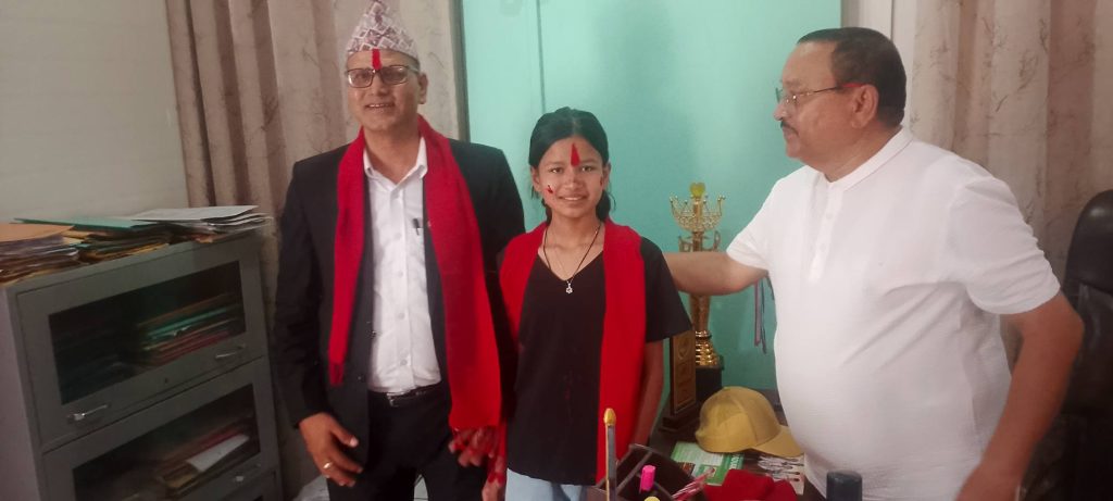एसईईमा चार जिपिए ल्याउने समृद्धि ऐरीलाई अविर टिका, खादासहित सम्मान