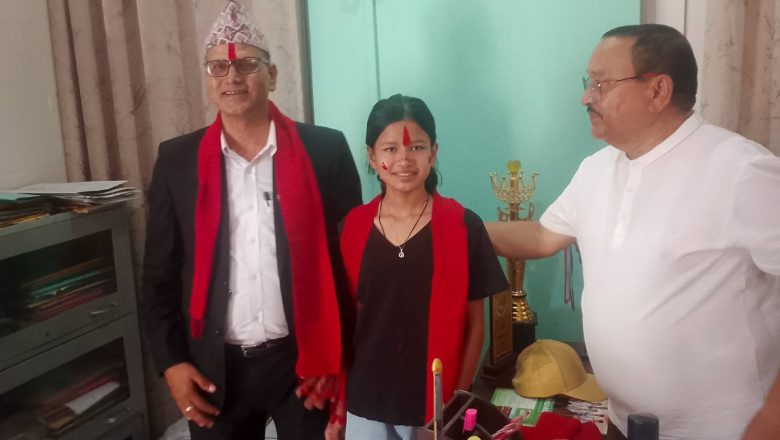 एसईईमा चार जिपिए ल्याउने समृद्धि ऐरीलाई अविर टिका, खादासहित सम्मान