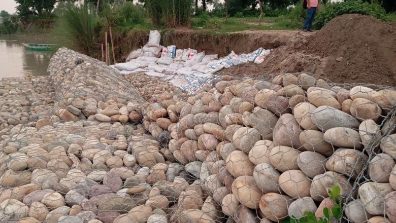 महाकाली नदीको बाढि रोक्न बनाईएको ५ करोडको तटबन्ध आकाशे पानीले ढल्यो