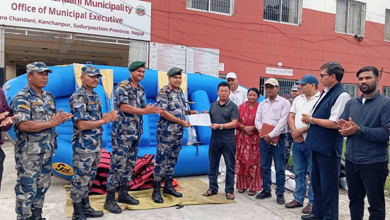 दोधारा चाँदनी नगरपालिकाद्धारा सशस्त्र प्रहरी बल नेपाललाई विपद् उद्धारा सामाग्री हस्तान्तरण