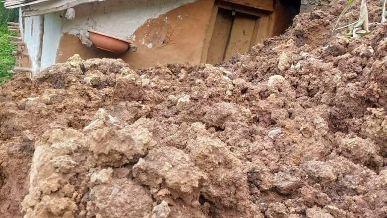 बैतडीमा पहिरोले बस्ती जोखिममा, स्थानीयमा त्रास