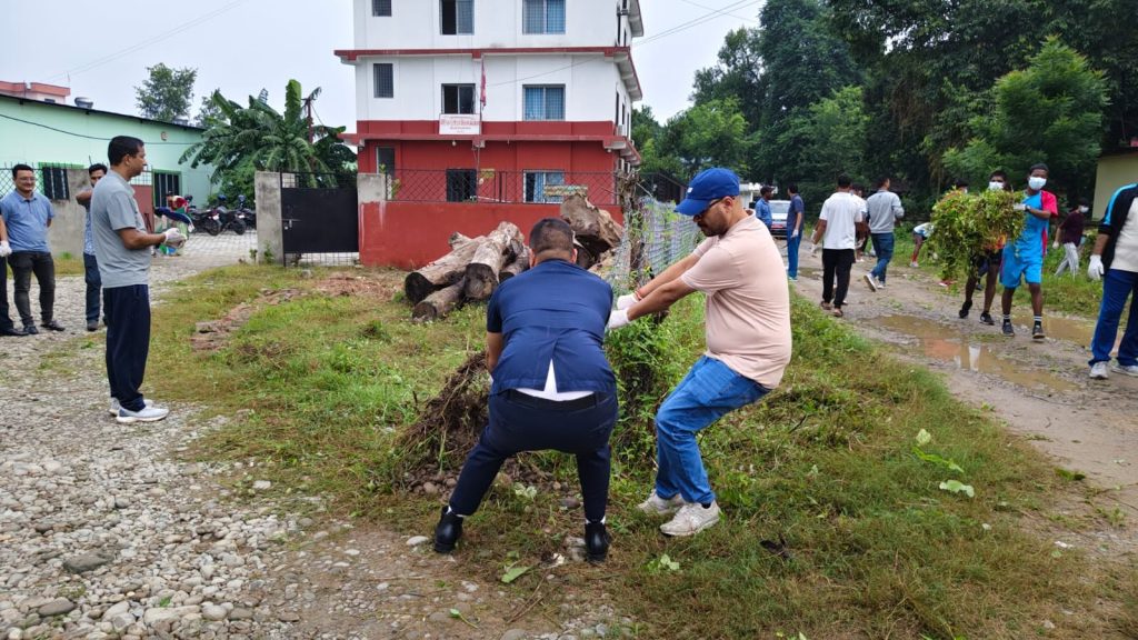 संविधान दिवसको पूर्वसन्ध्यामा मन्त्रालय परिसर तथा मुख्यमन्त्री निवास वरपर सरसफाई