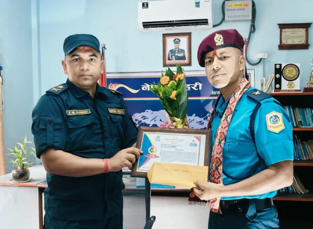 वडा प्रहरी कार्यालय महेन्द्रनगरका प्रमुख प्रहरी निरीक्षक दर्शन सम्मानित
